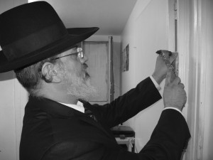 Pose de mezouza, Rav Lasry, Sofer Beth haketiva Marseille