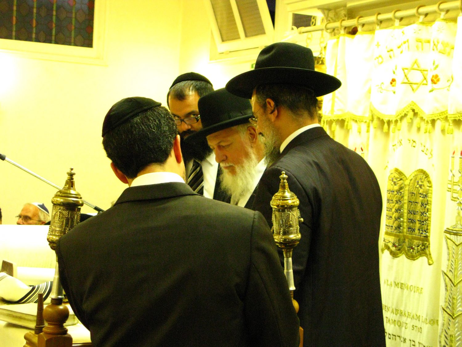 Rav Sitruk et Rav Lasry Hakhnassat Sefer Torah Beth haketiva