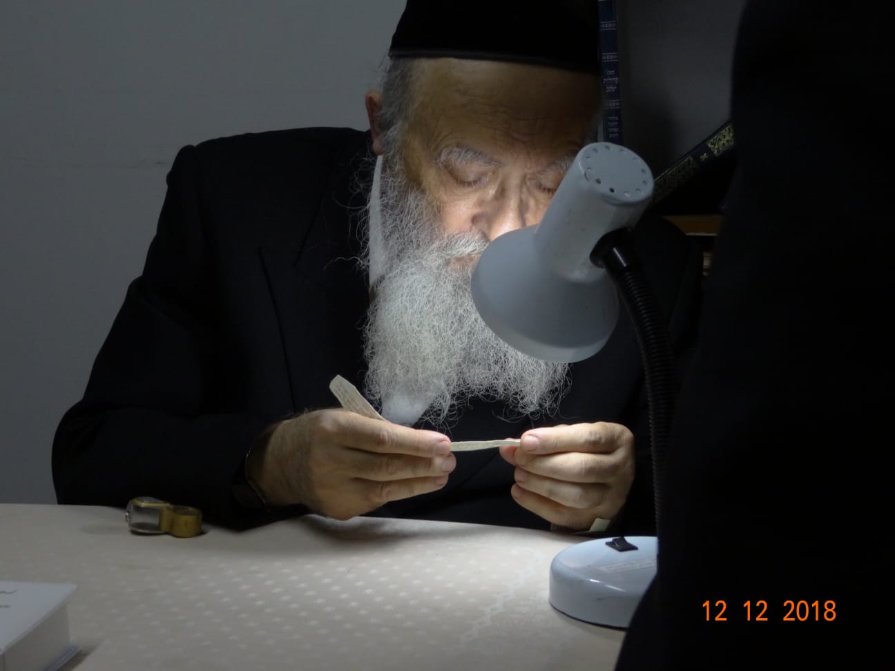 Rav Yaakov Stern verifie tefiline