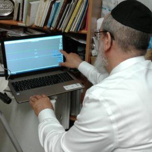 Vérification sefer torah par ordinateur 4, Beth Haketiva.jpg